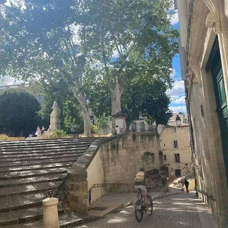 37m2 2 Etage Sur La Place Canourgue Ecusson Apartamento *