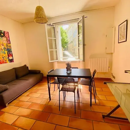 37m2 2 Etage Sur La Place Canourgue Ecusson Apartamento *