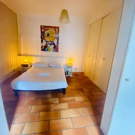37m2 2 Etage Sur La Place Canourgue Ecusson *