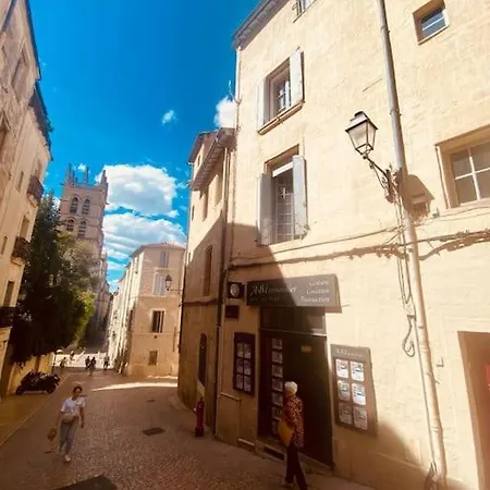 37m2 2 Etage Sur La Place Canourgue Ecusson