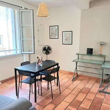 37m2 2 Etage Sur La Place Canourgue Ecusson *